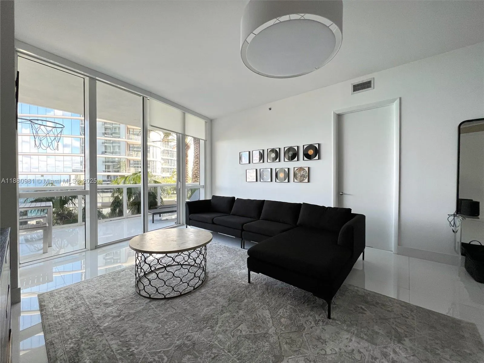 15811 Collins Ave, #507