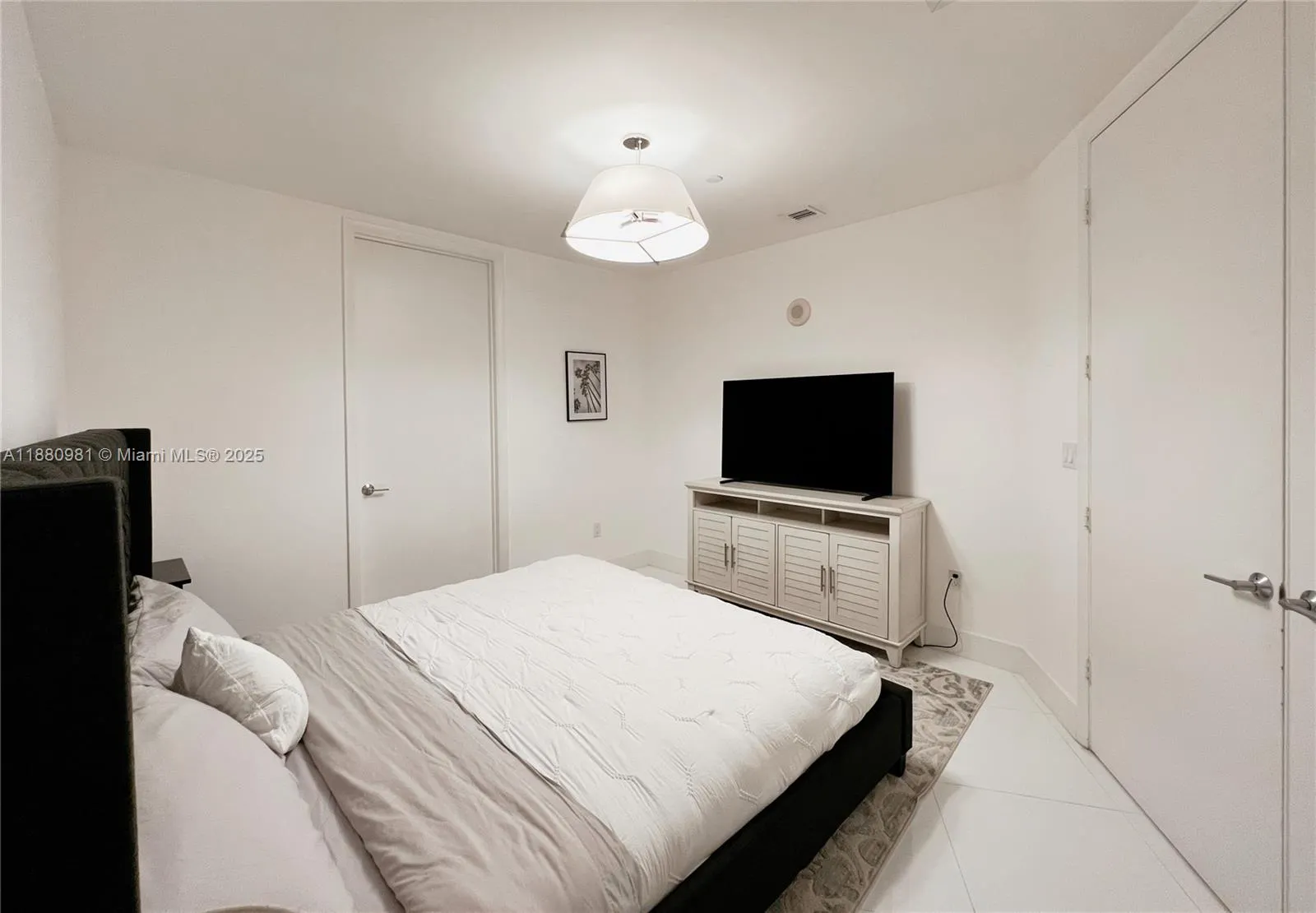 15811 Collins Ave, #507