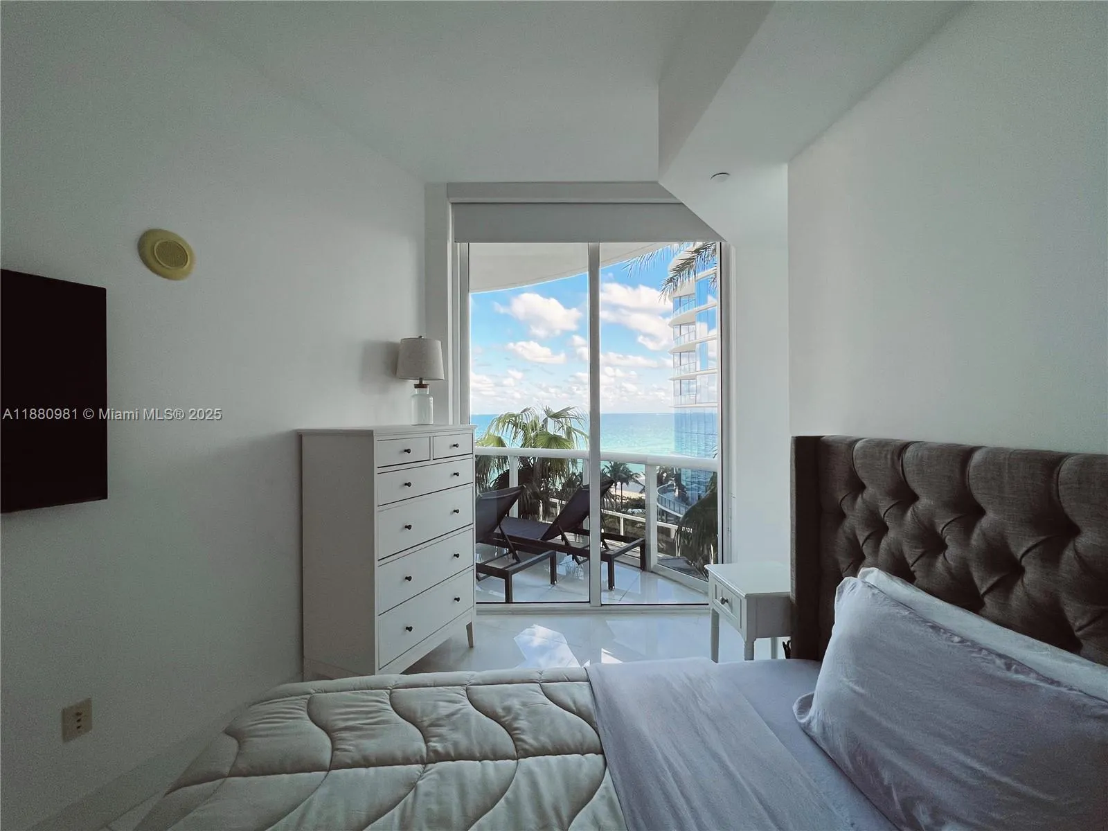 15811 Collins Ave, #507