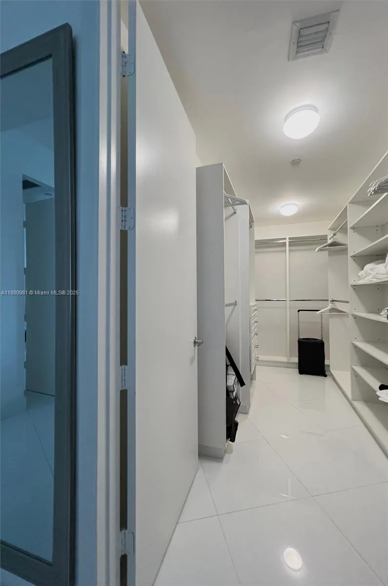 15811 Collins Ave, #507