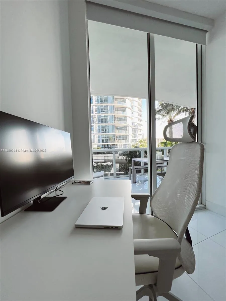 15811 Collins Ave, #507