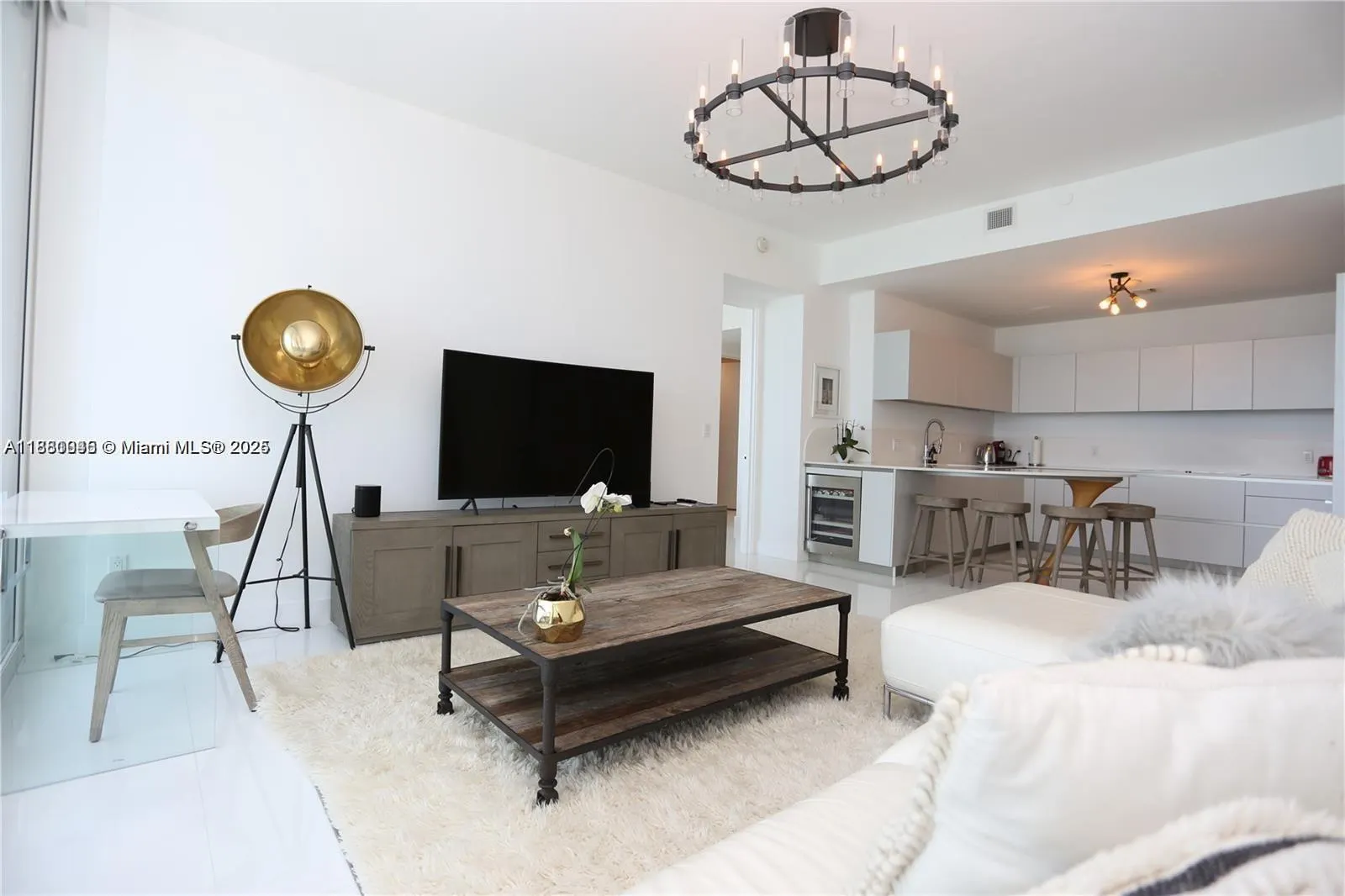 16901 Collins Ave, #904