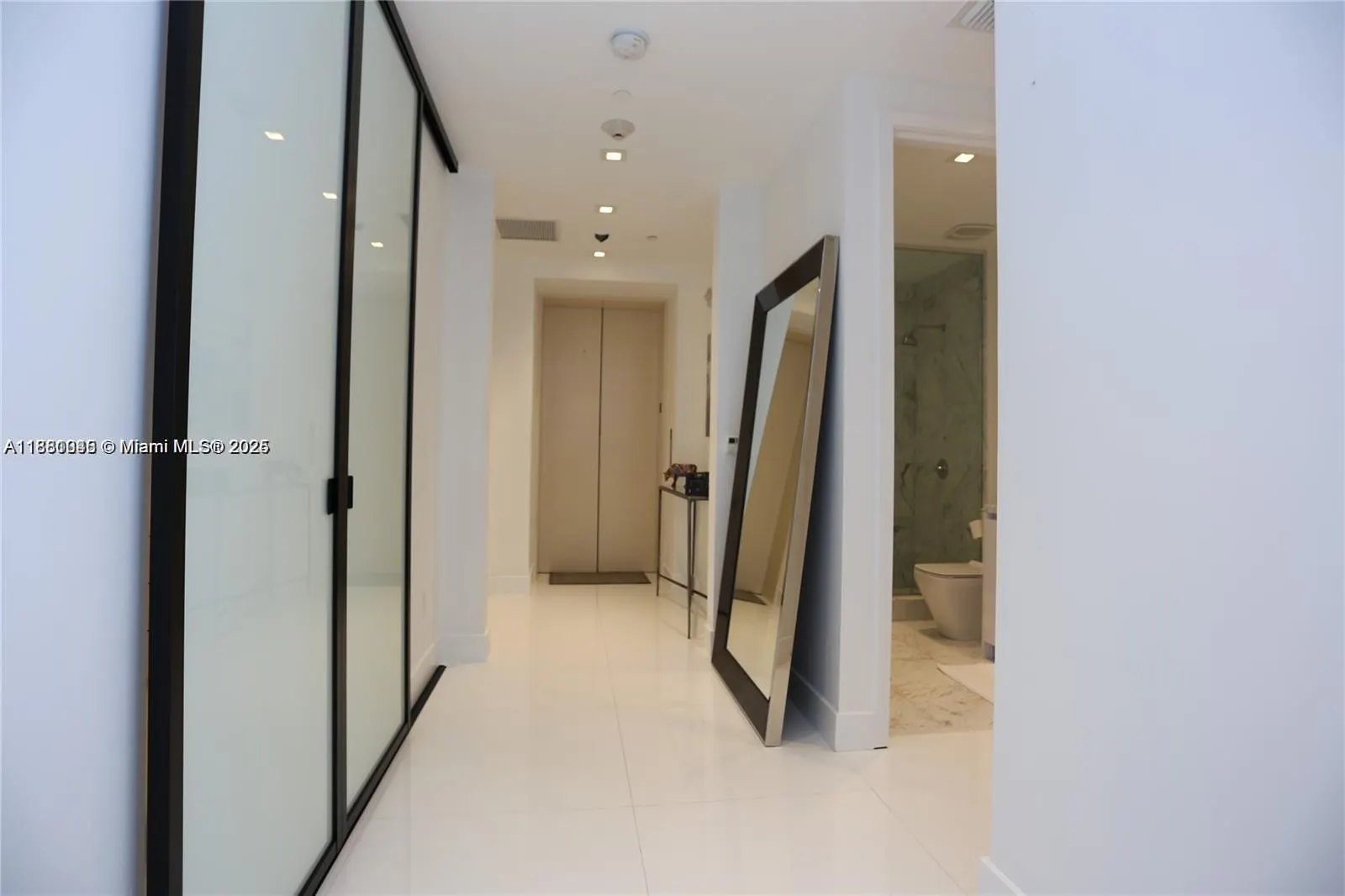 16901 Collins Ave, #904