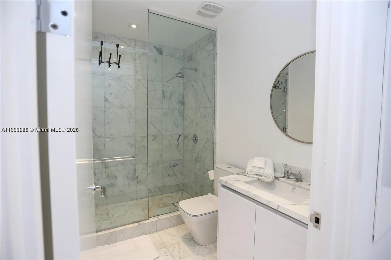16901 Collins Ave, #904
