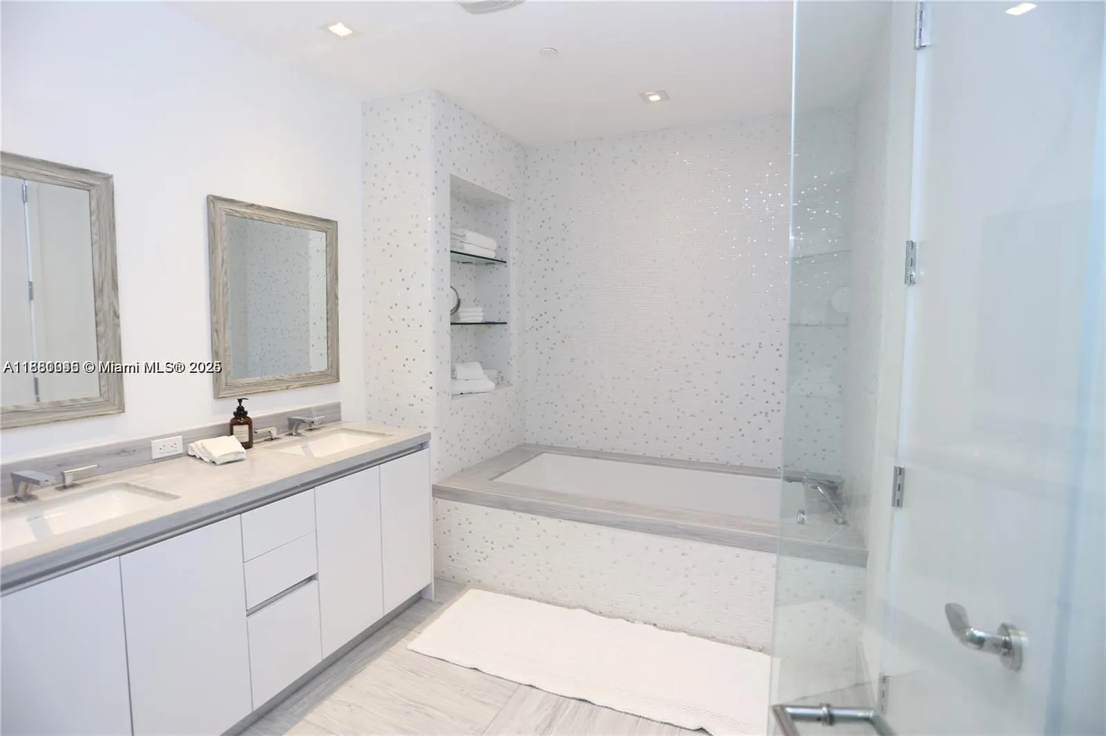 16901 Collins Ave, #904