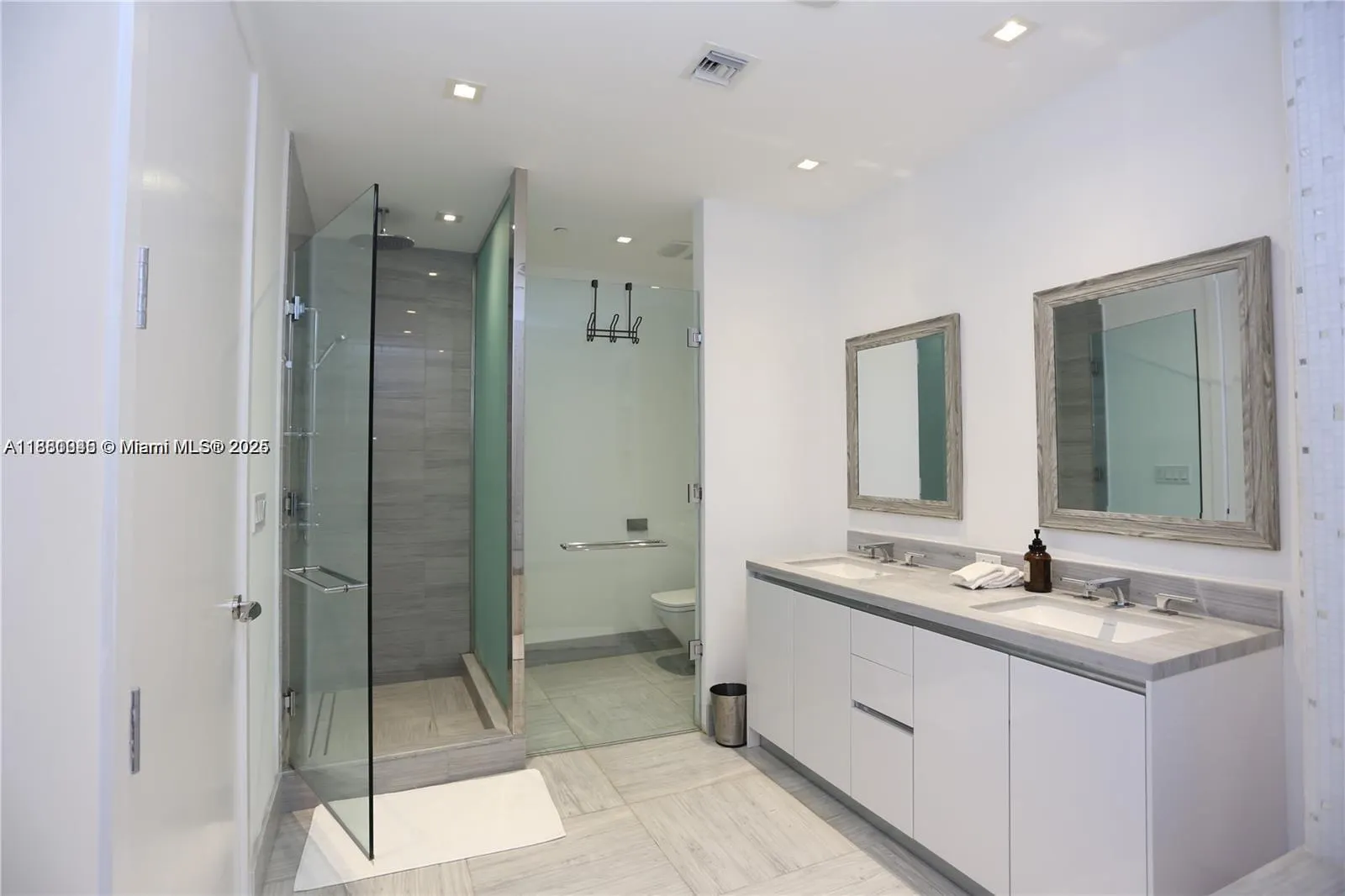16901 Collins Ave, #904