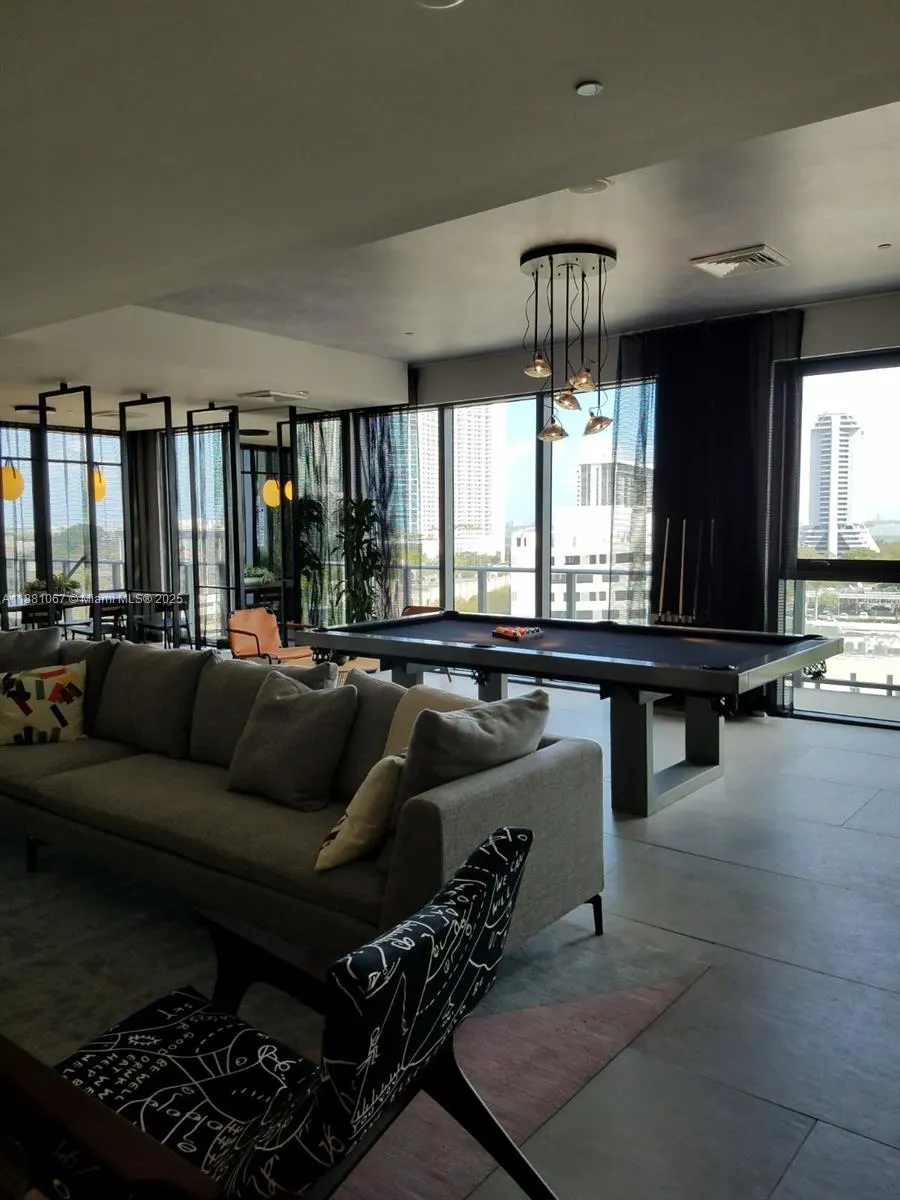 121 NE 34th St, #503
