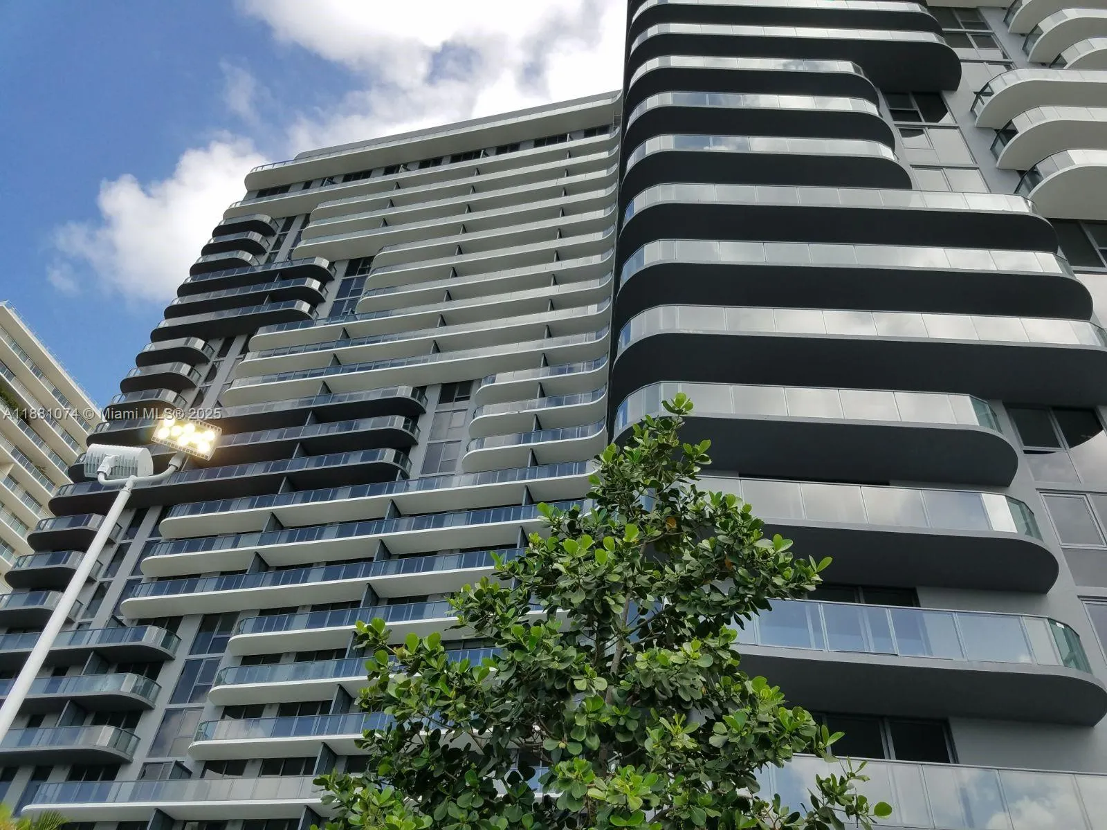 121 NE 34th St, #812