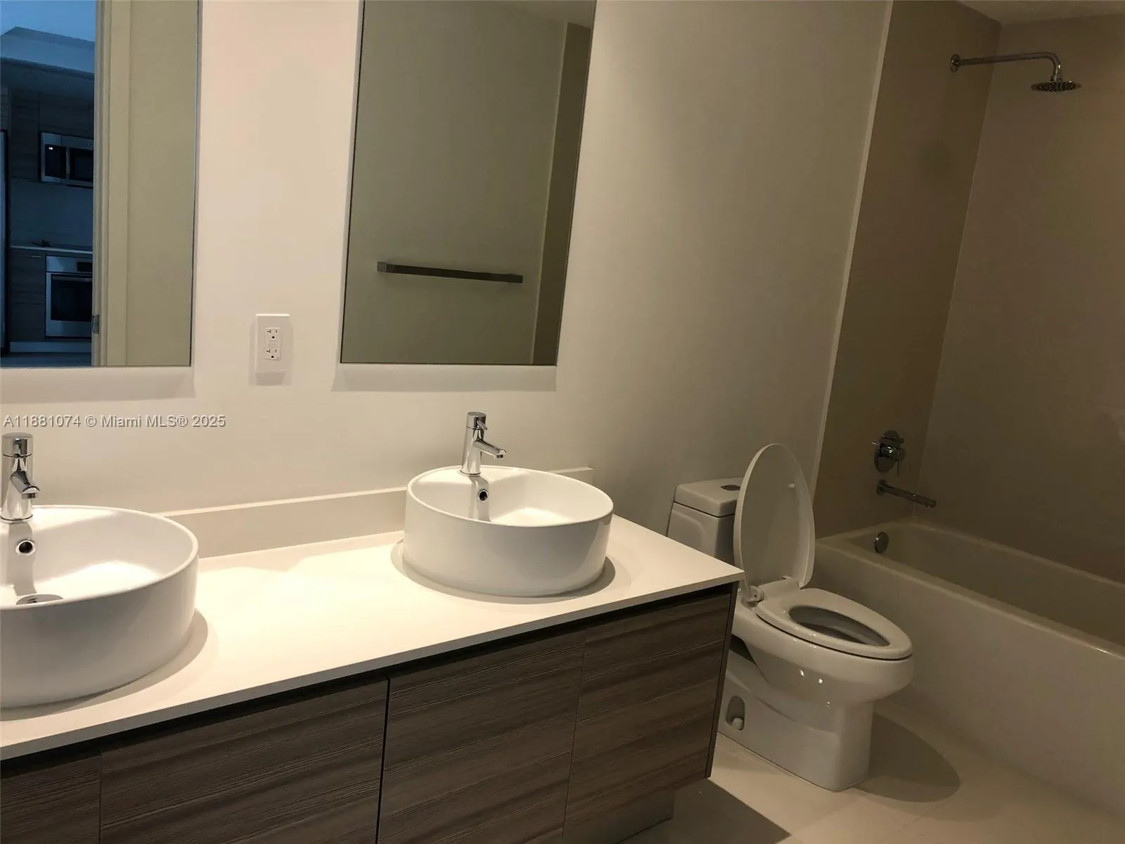 121 NE 34th St, #812