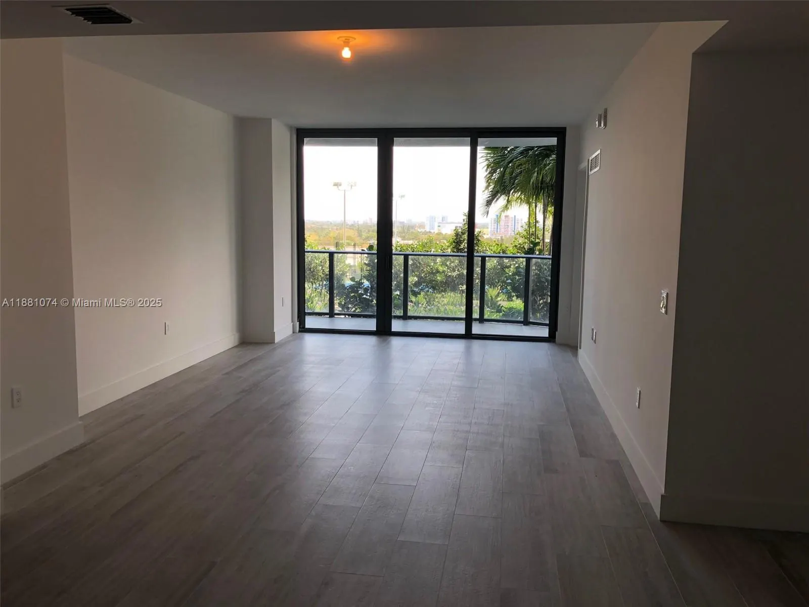 121 NE 34th St, #812
