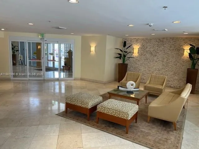 6767 Collins Ave, #904