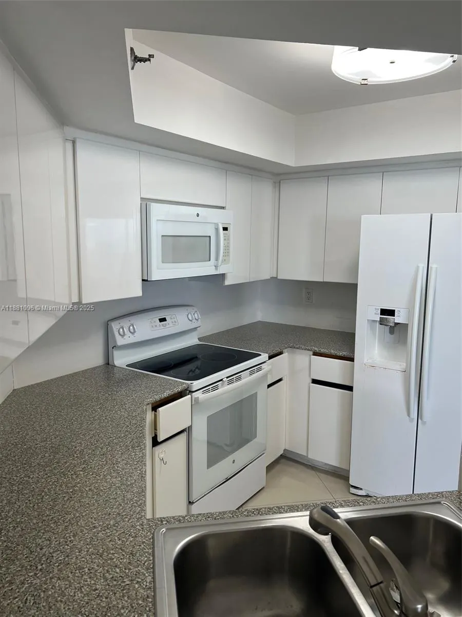 6767 Collins Ave, #904