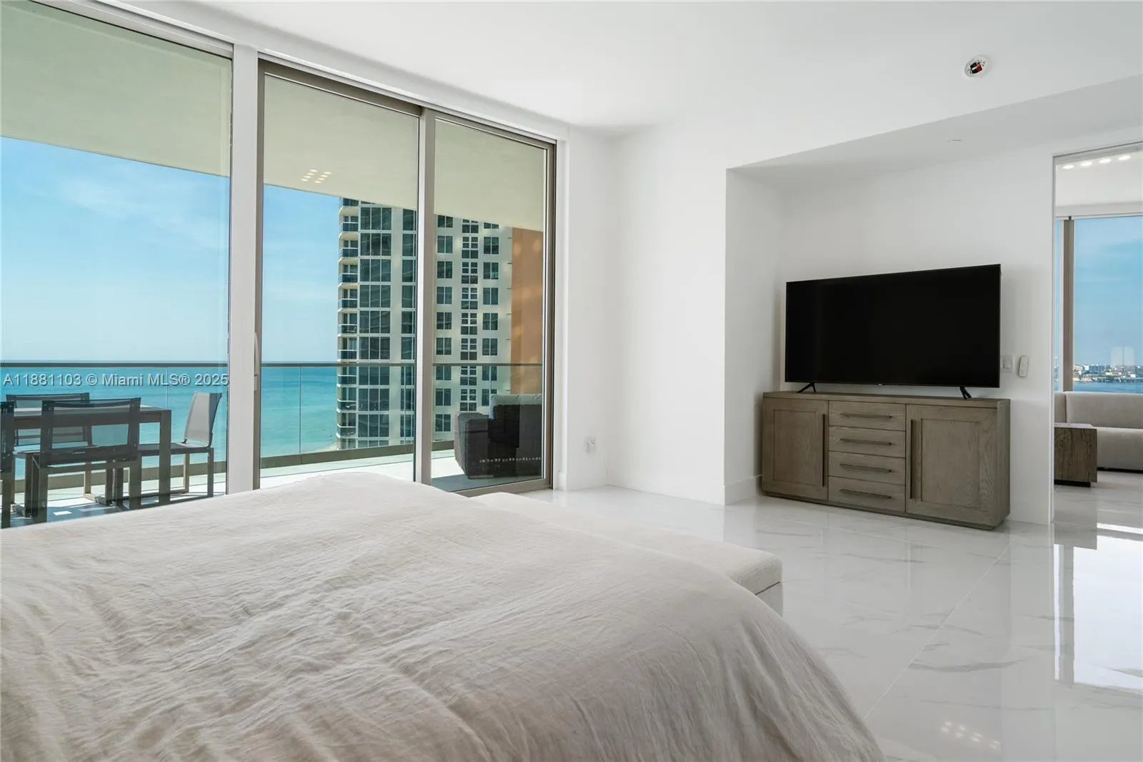18975 Collins Ave, #1104