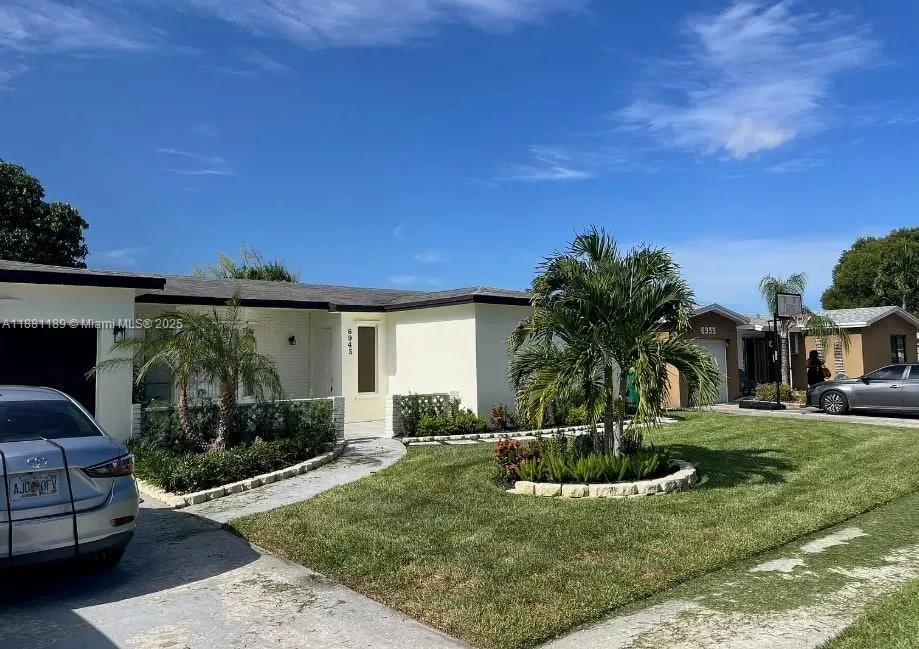 6945 NW 5th Ct