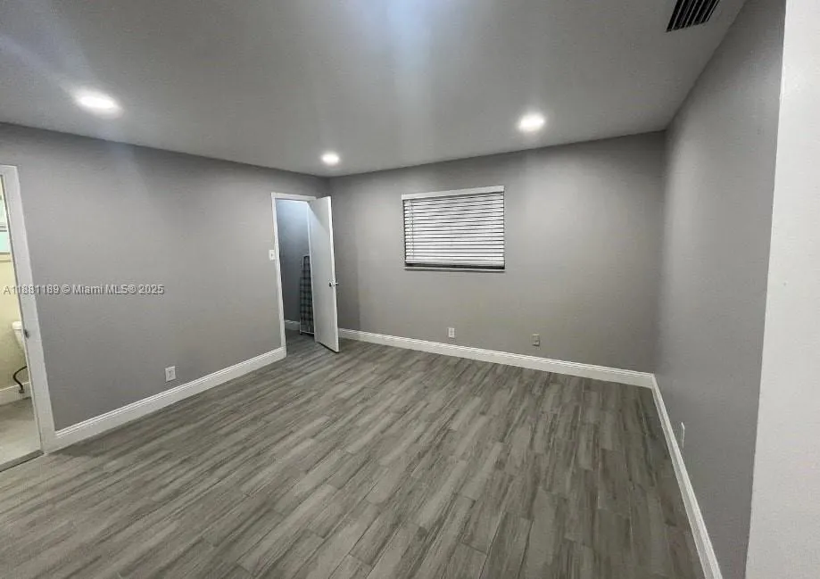 6945 NW 5th Ct