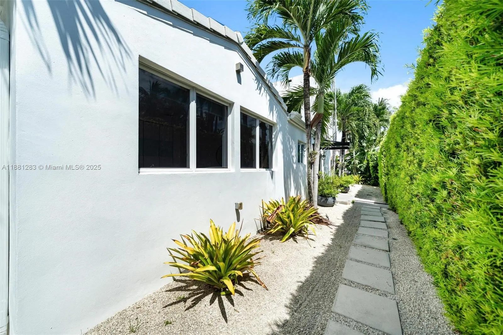 520 E Dilido Dr
