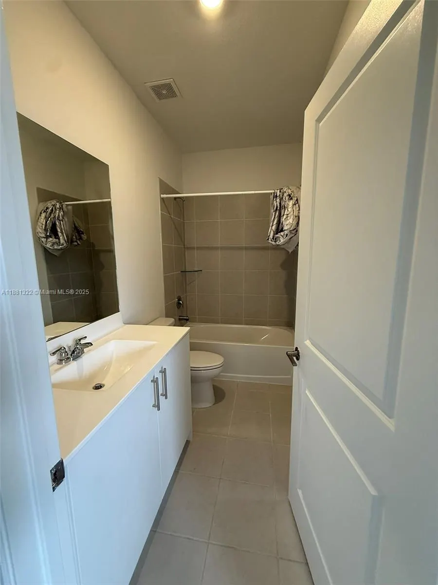 2582 SE 29th St, #2582