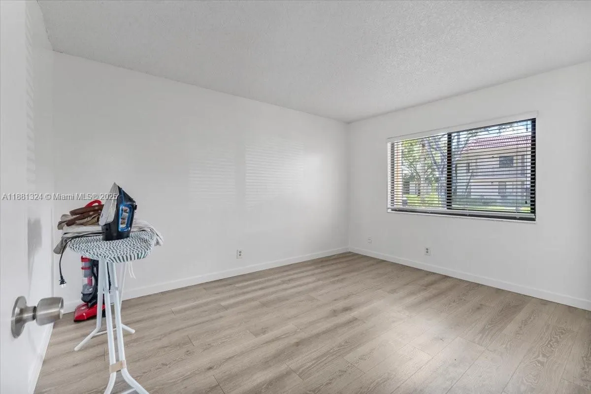 16273 Laurel Dr, #7