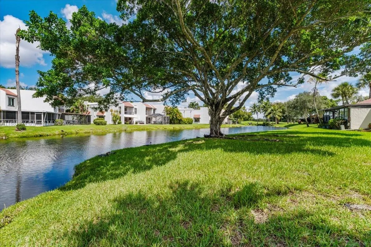 16273 Laurel Dr, #7