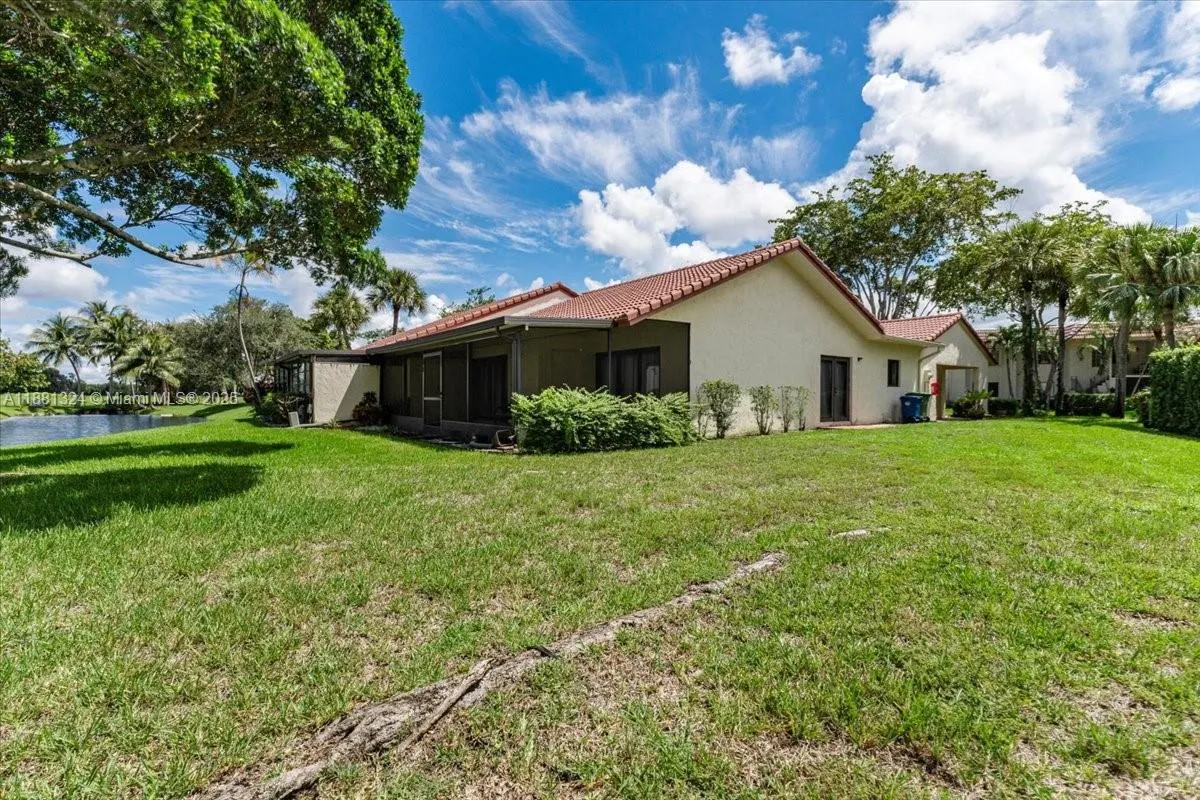 16273 Laurel Dr, #7
