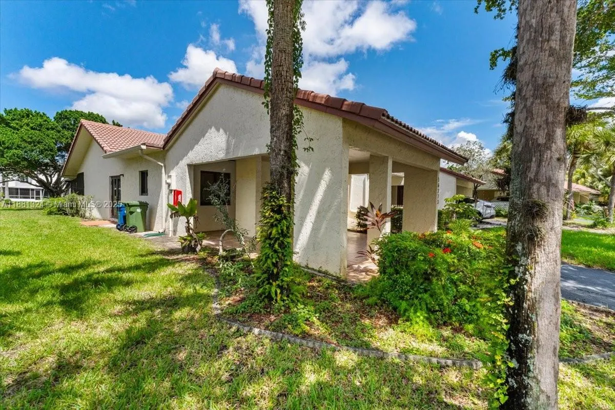 16273 Laurel Dr, #7