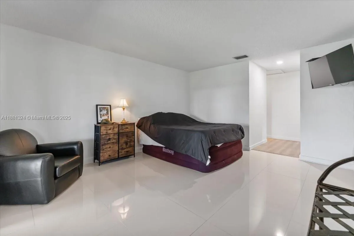 16273 Laurel Dr, #7