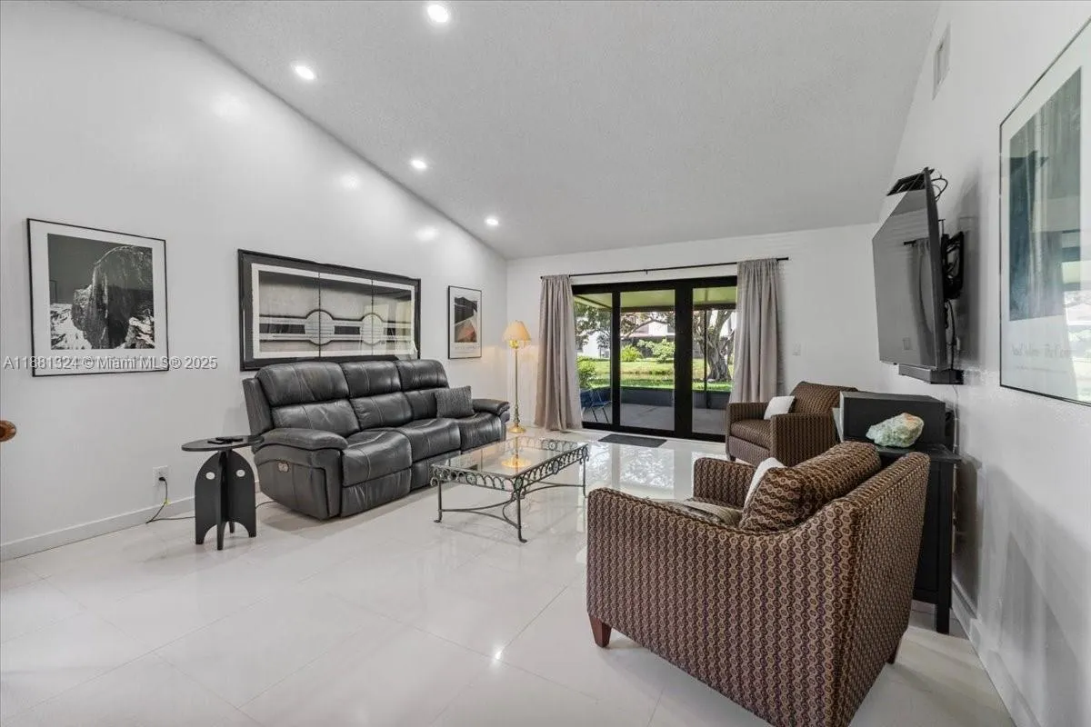 16273 Laurel Dr, #7
