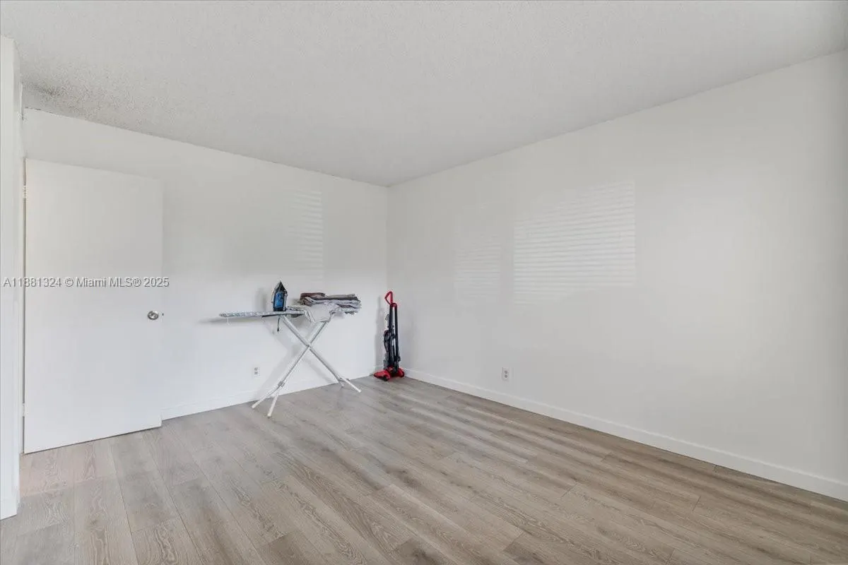 16273 Laurel Dr, #7