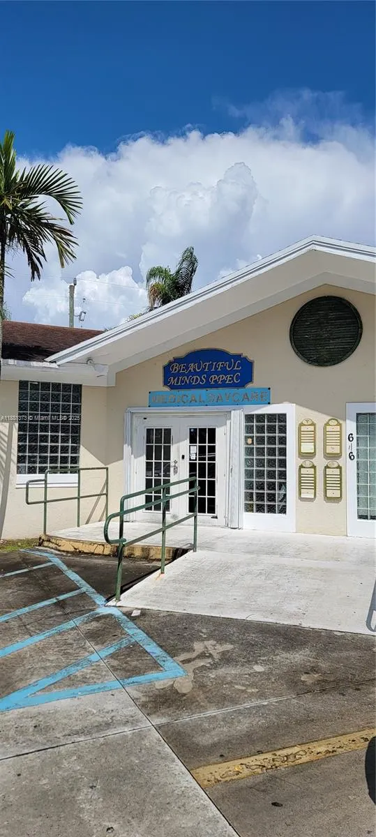 646 W Palm Dr