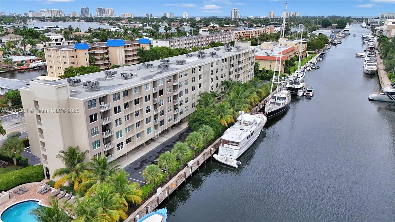 1600 SE 15th St, #305
