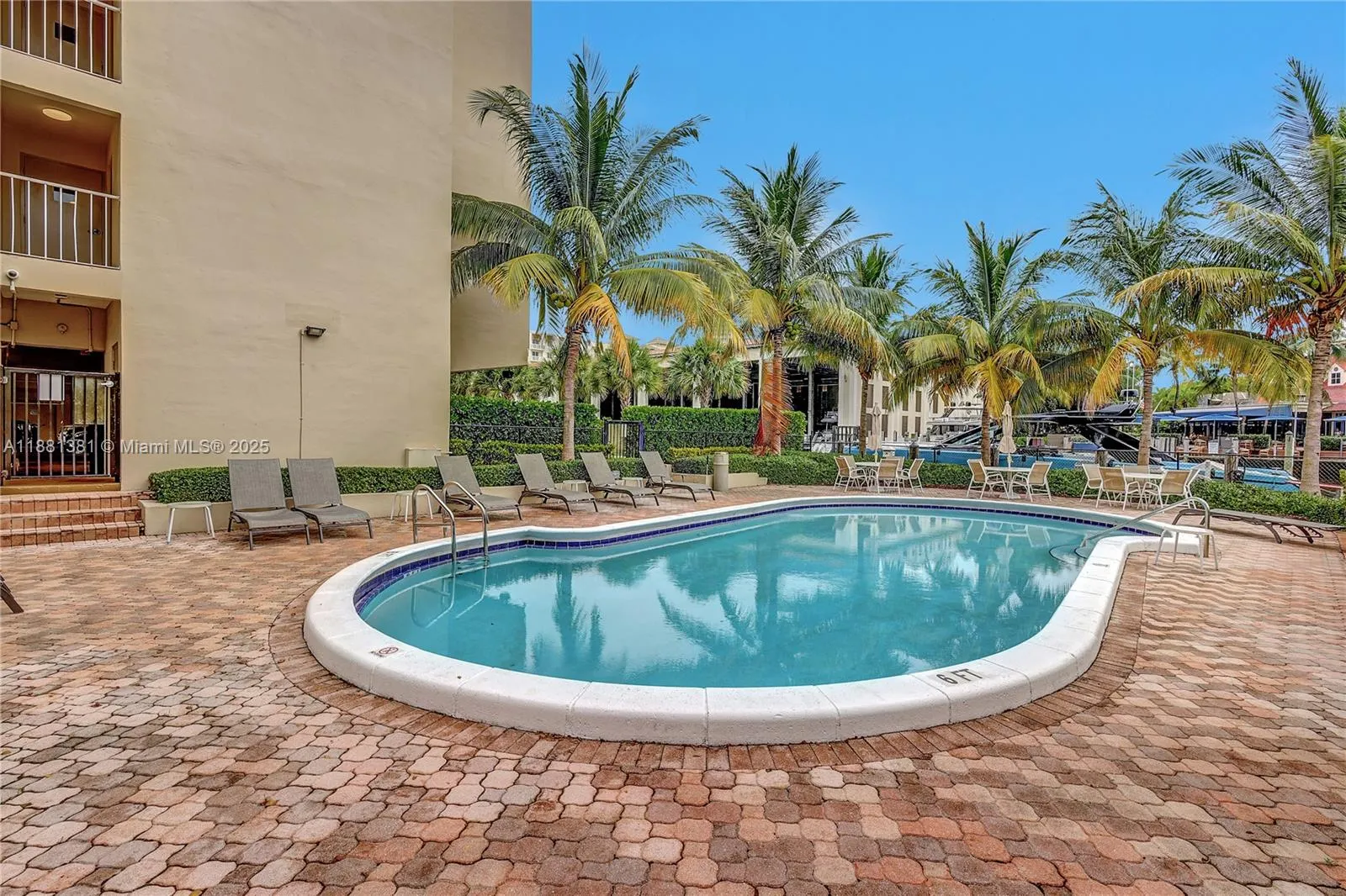 1600 SE 15th St, #305