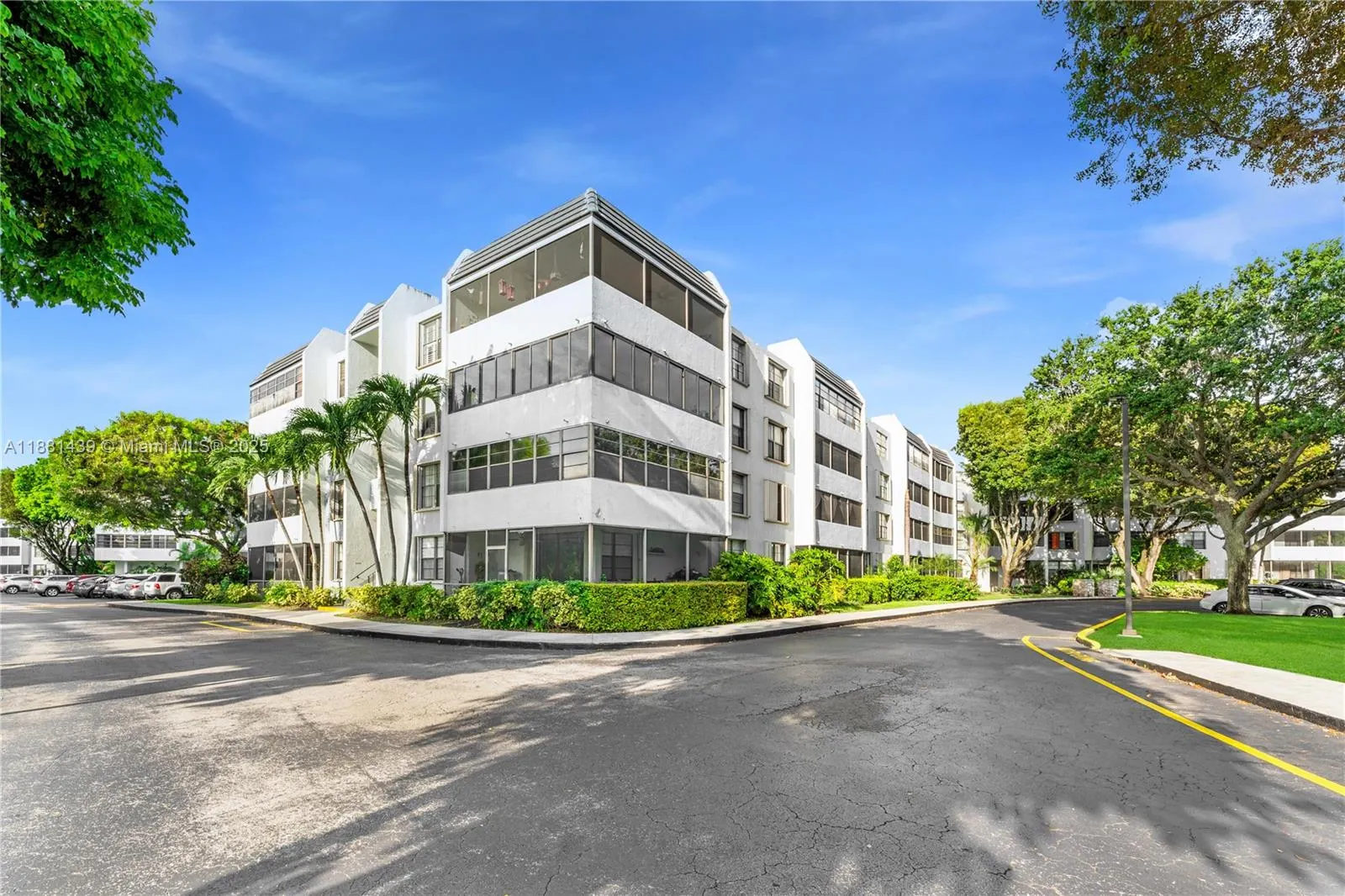 10852 N Kendall Dr, #203
