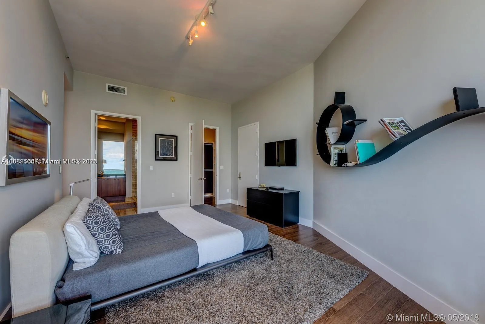 15811 Collins Ave, #3705