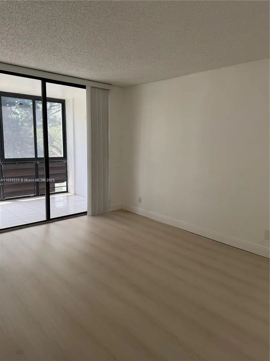 2781 Taft St, #212