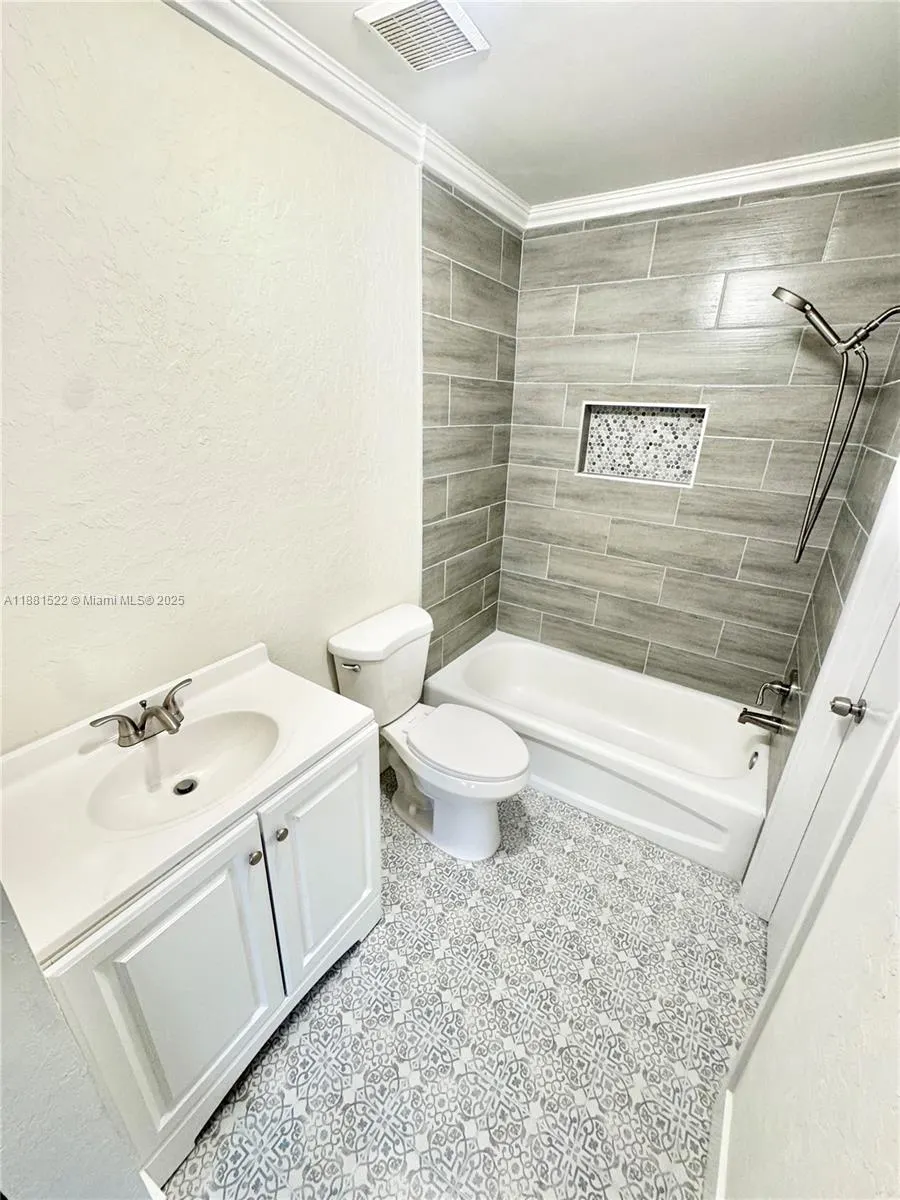 6121 W 24th Ave, #204