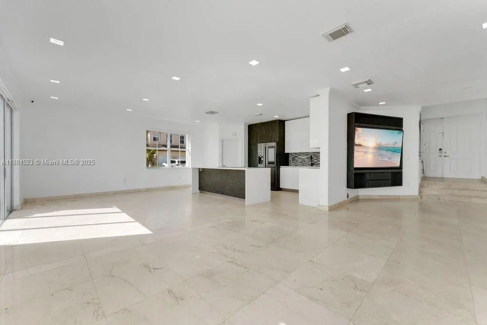 7427 NW 113th Path