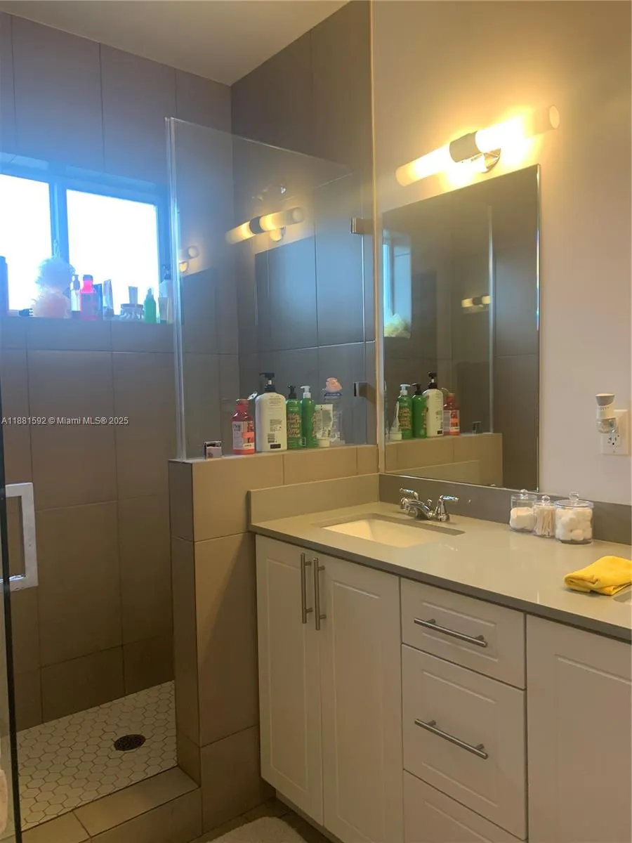 808 E 32nd St, #808