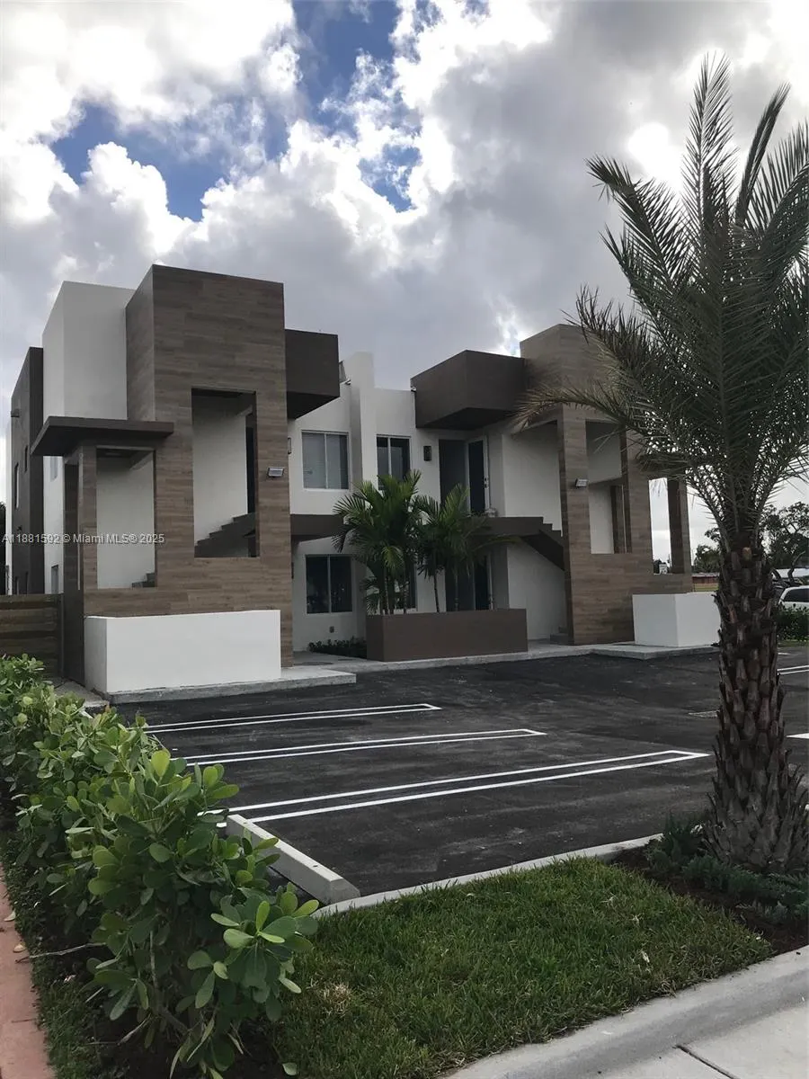 808 E 32nd St, #808