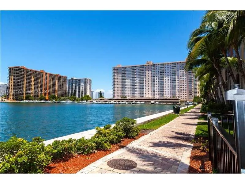 17125 N Bay Rd, #3305
