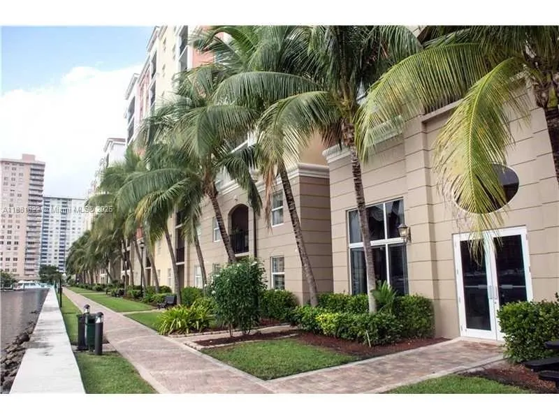 17125 N Bay Rd, #3305
