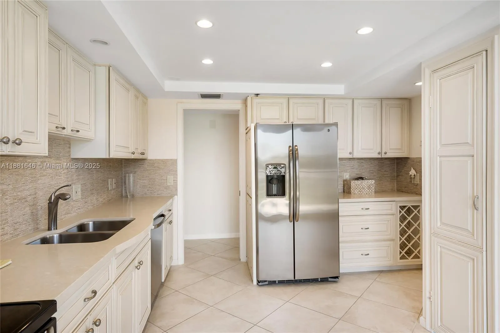 100 Beach Rd, #204