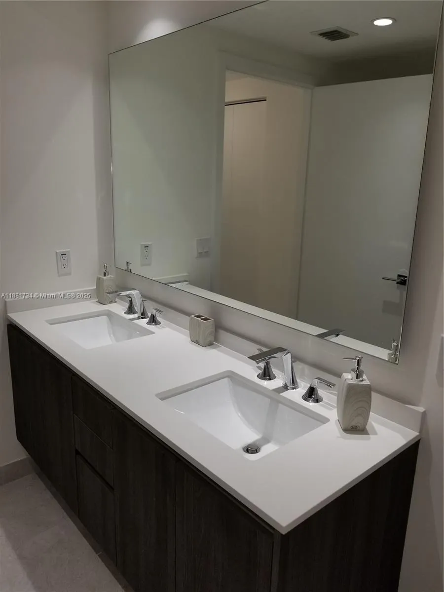 488 NE 18th St, #2706