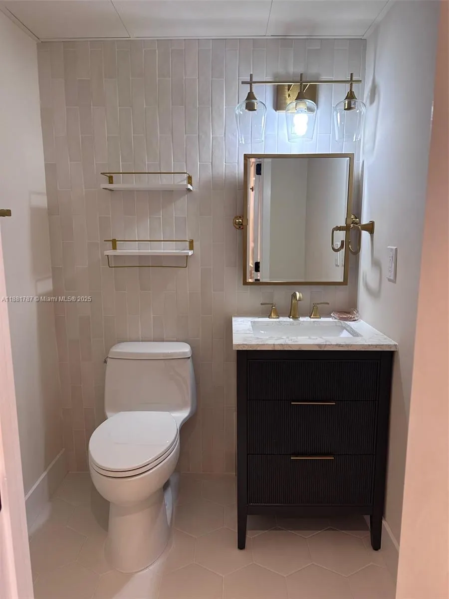 90 Edgewater Dr, #212