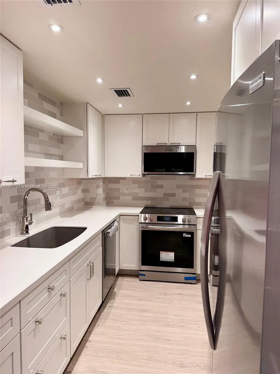 90 Edgewater Dr, #212
