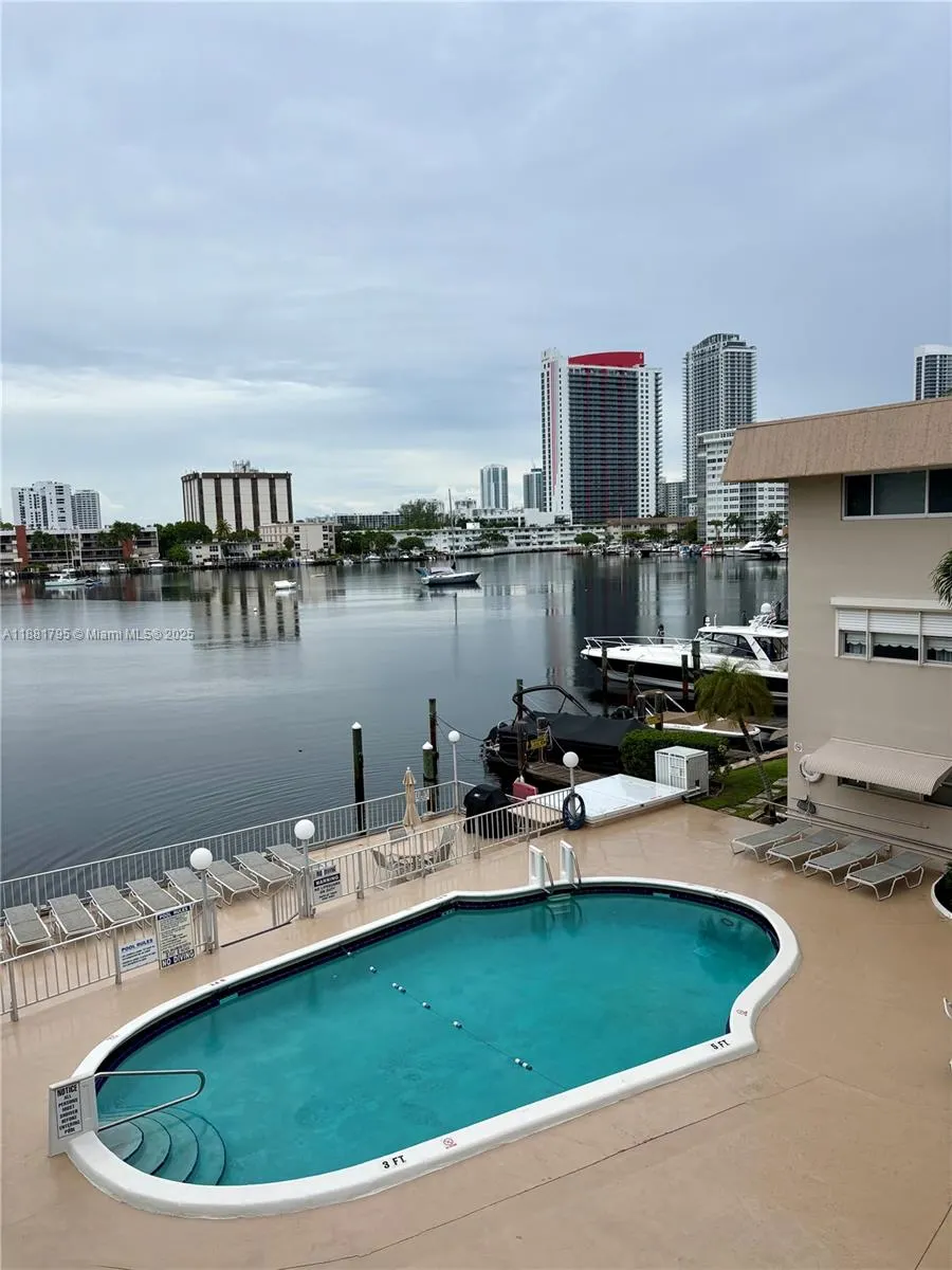 300 Golden Isles Dr, #317