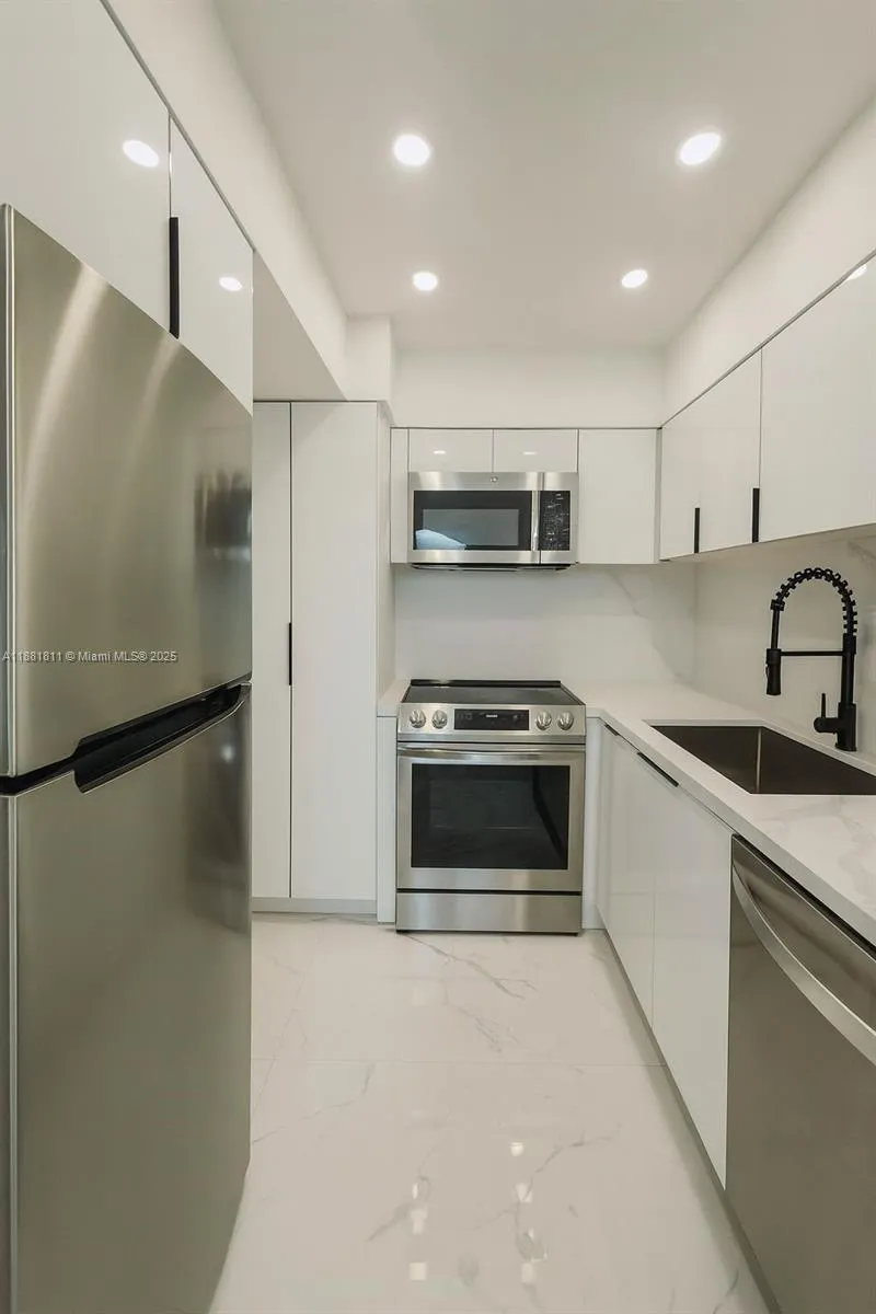 1000 West Ave, #211