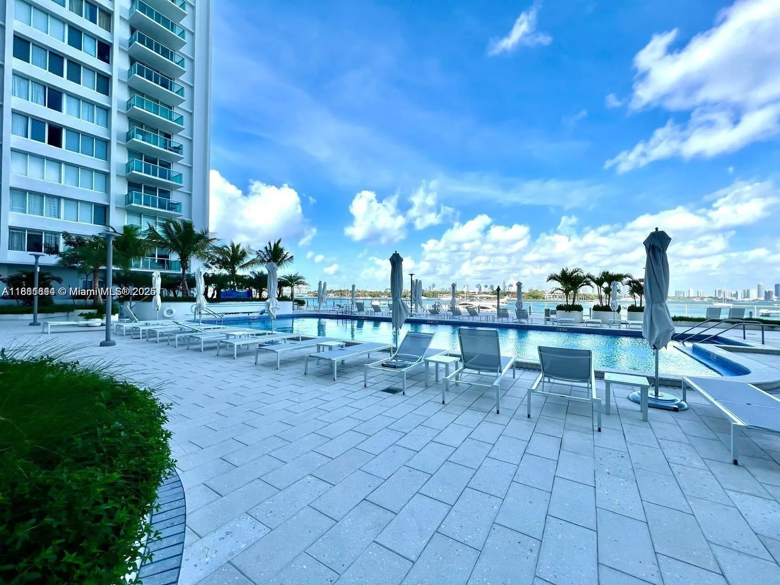 1000 West Ave, #211