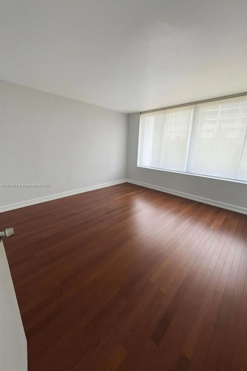 1000 West Ave, #211