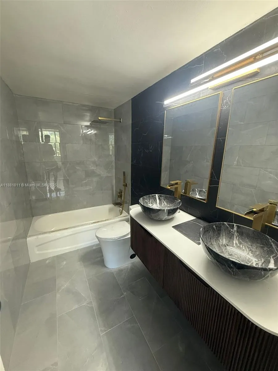 1000 West Ave, #211