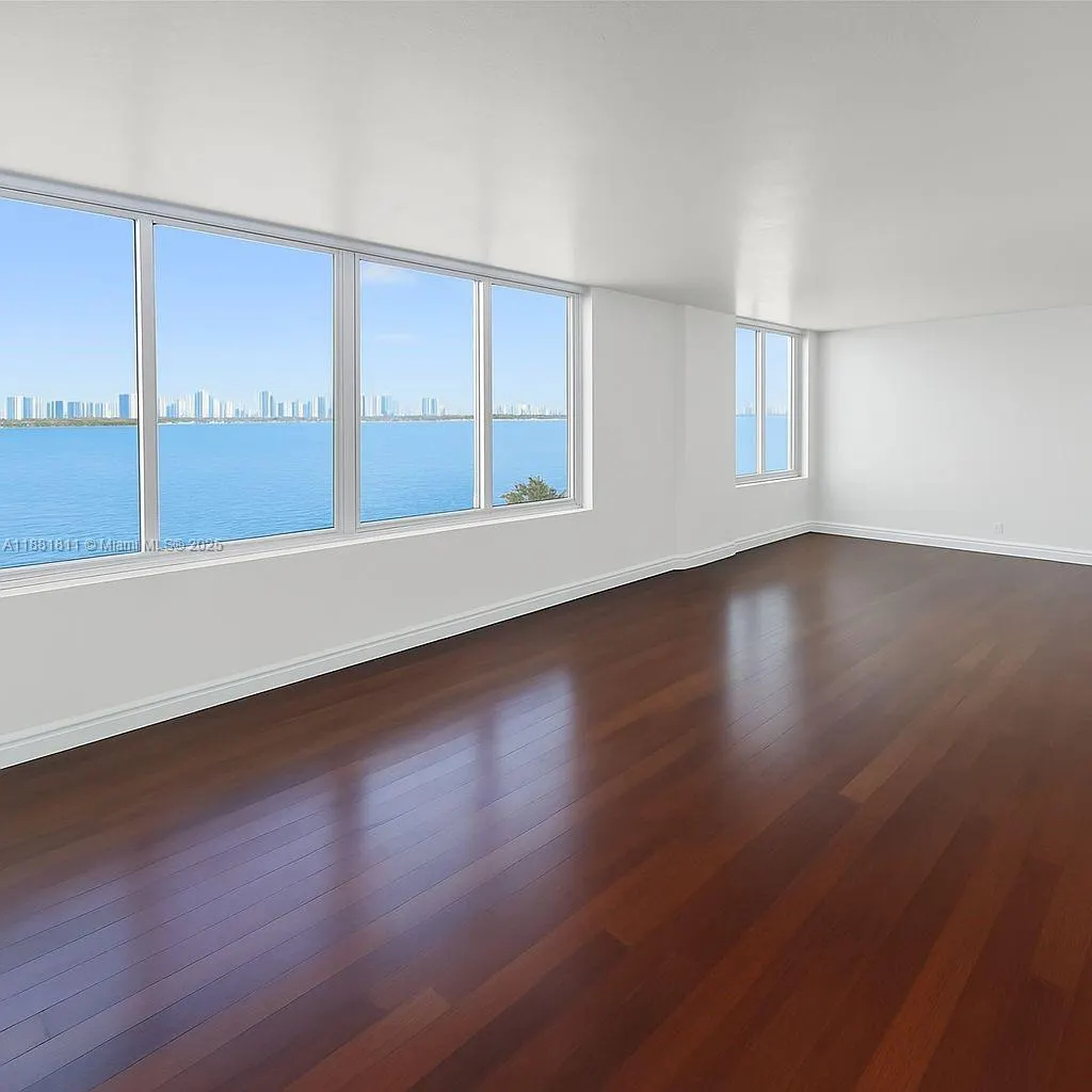 1000 West Ave, #211